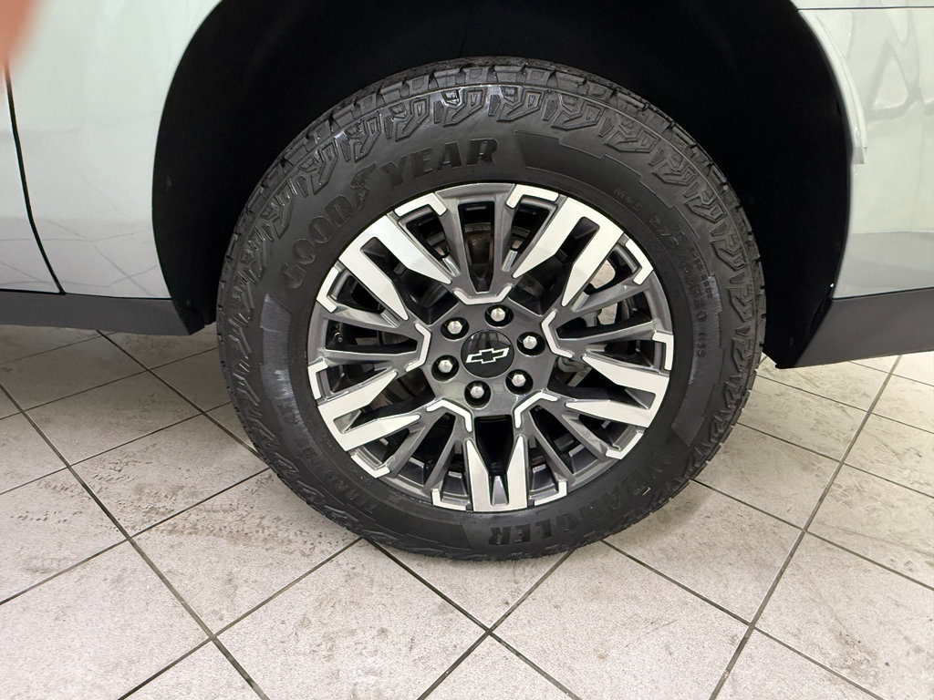 Used 2025 Chevrolet Suburban Z71 AWD/4WD image 12