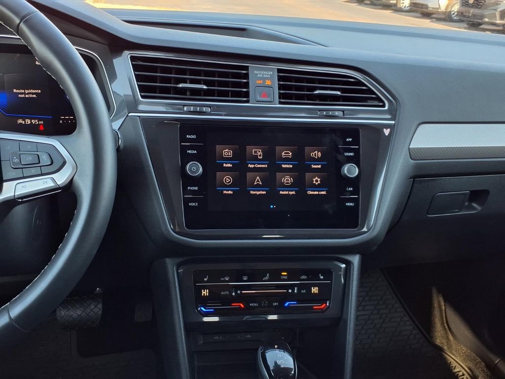 Used 2024 Volkswagen Tiguan SE image 4