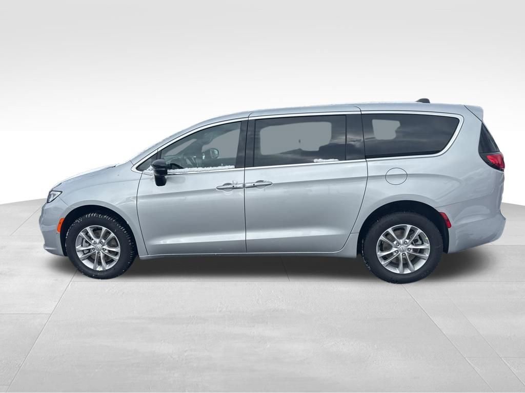 New 2026 Chrysler Pacifica Select image 2