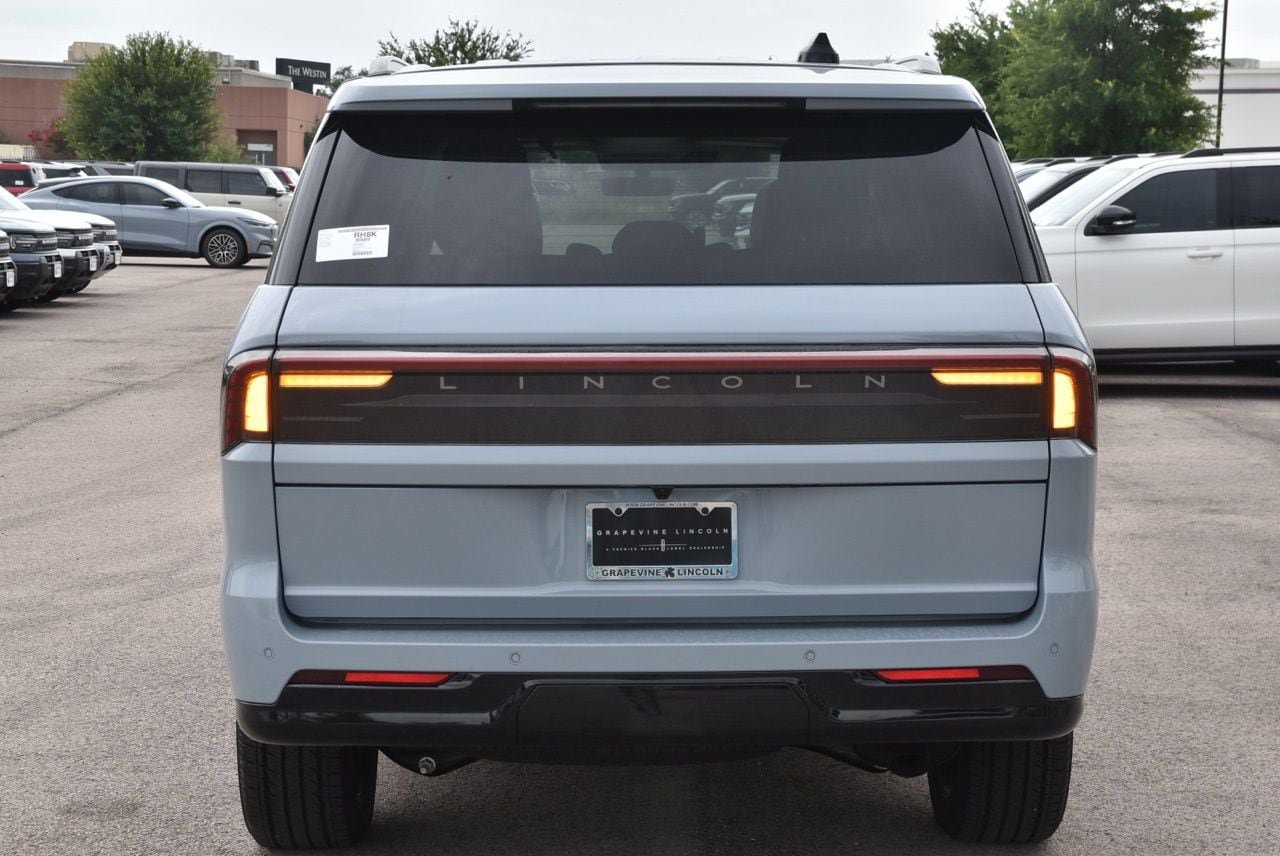 New 2026 Lincoln Navigator Reserve w/ Jet Appearance Package AWD/4WD image 8