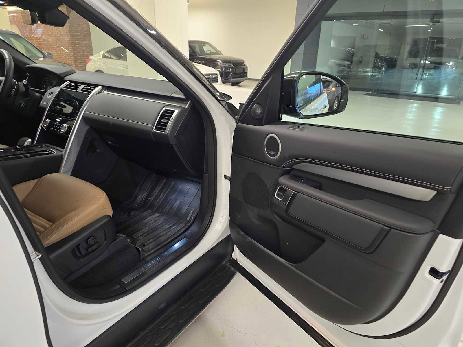 Used 2025 Land Rover Discovery Dynamic SE image 12