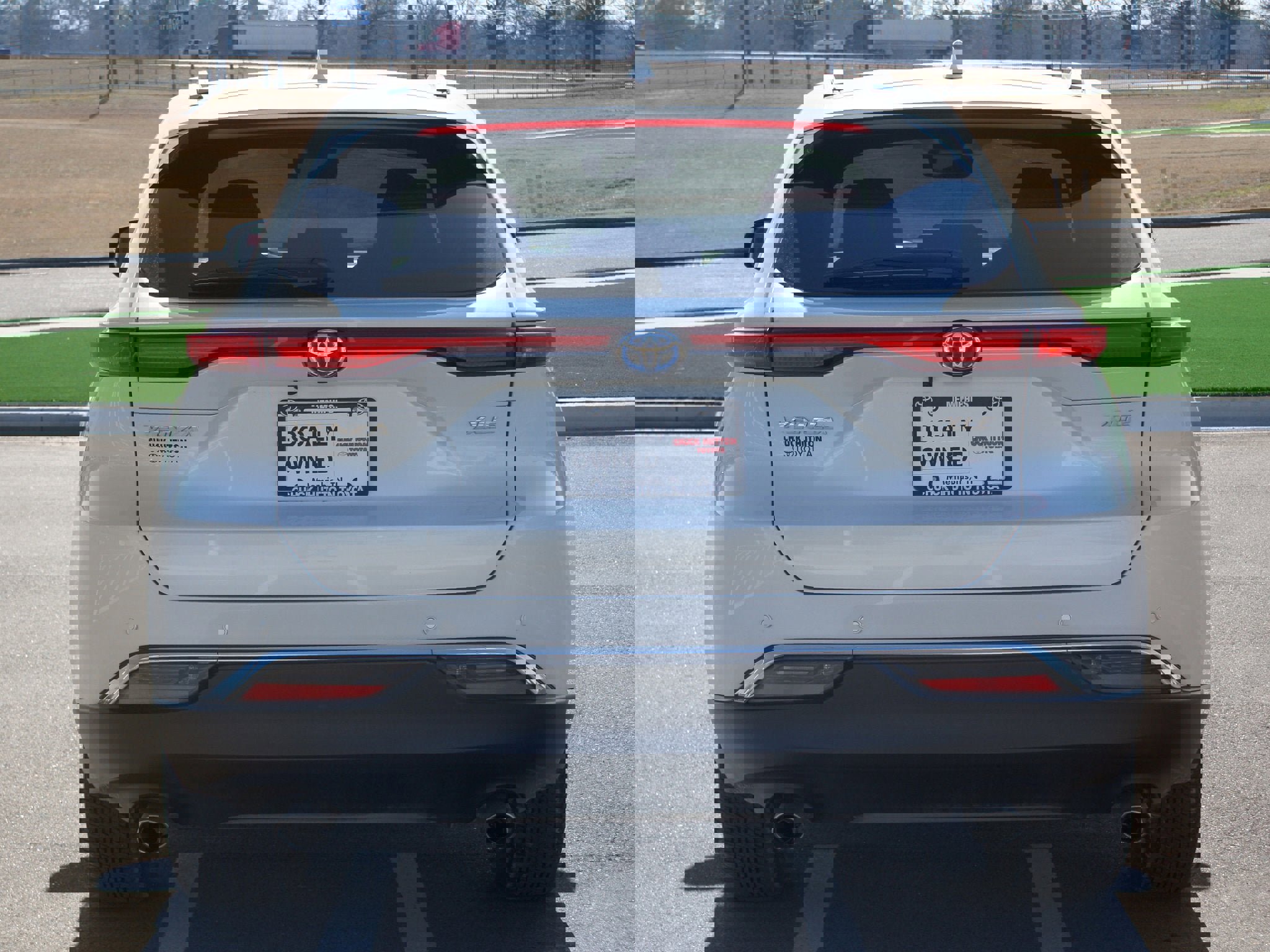 Used 2023 Toyota Venza XLE image 3