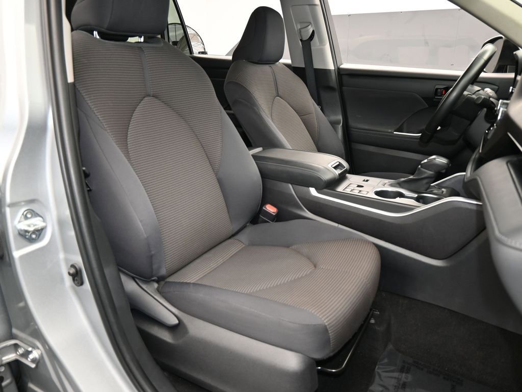 Used 2023 Toyota Highlander LE image 45