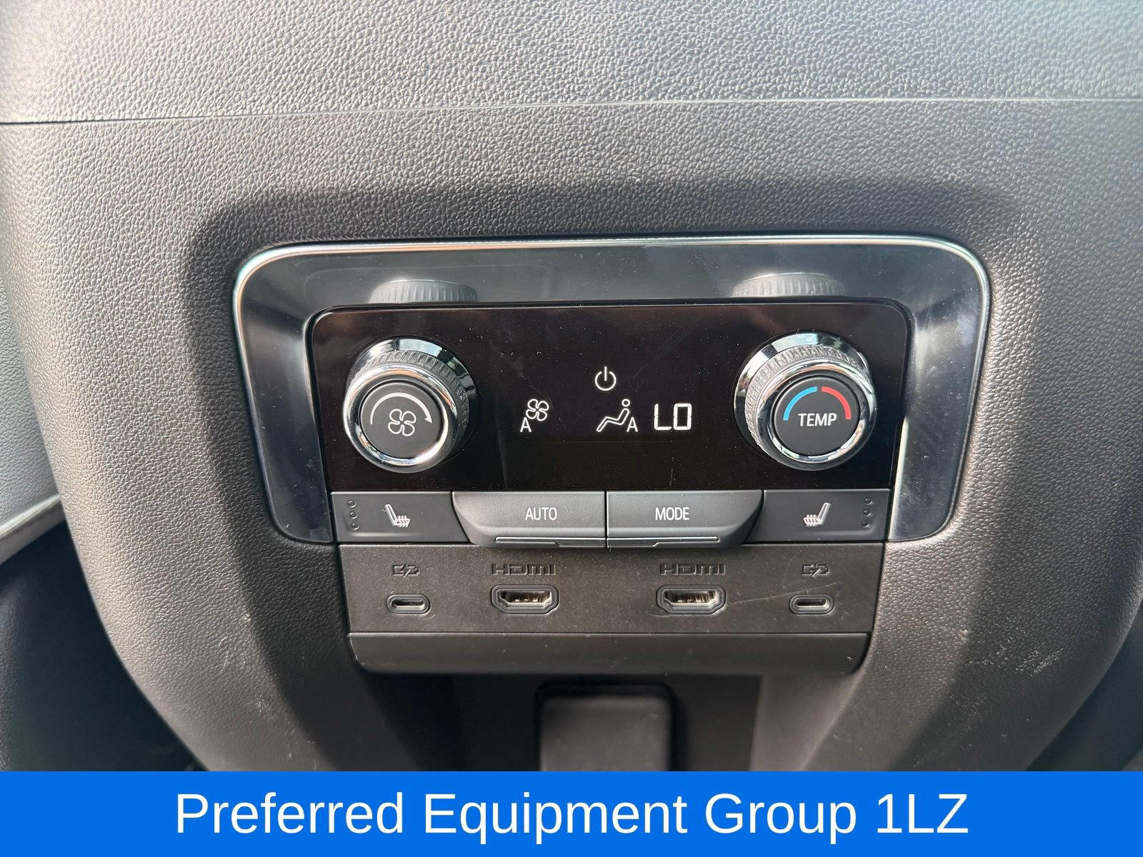 Used 2025 Chevrolet Suburban Premier AWD/4WD image 32
