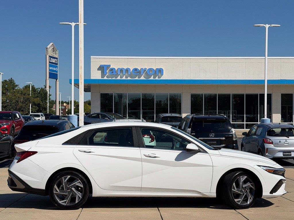 Used 2025 Hyundai Elantra SEL FWD image 3