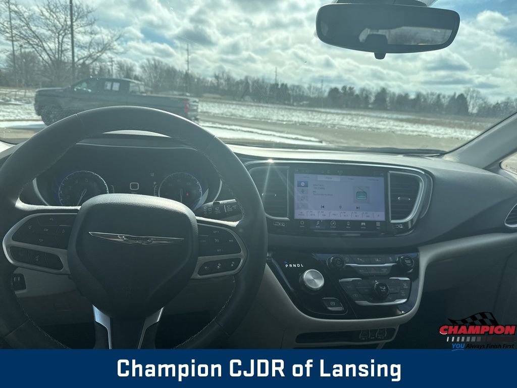 Used 2023 Chrysler Pacifica Touring-L image 19