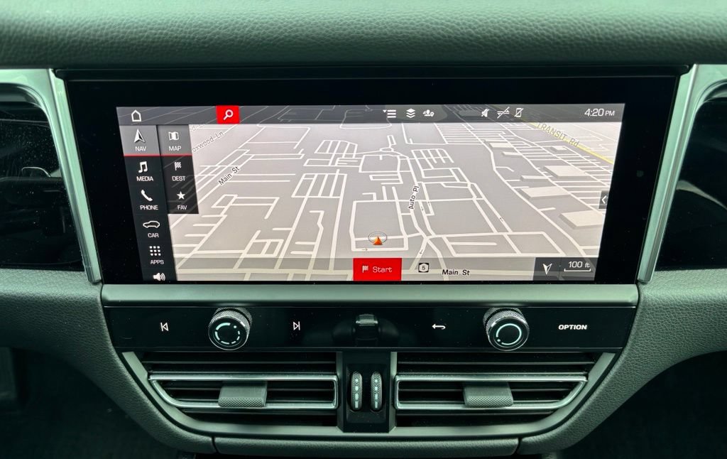 Certified 2023 Porsche Macan AWD/4WD image 31