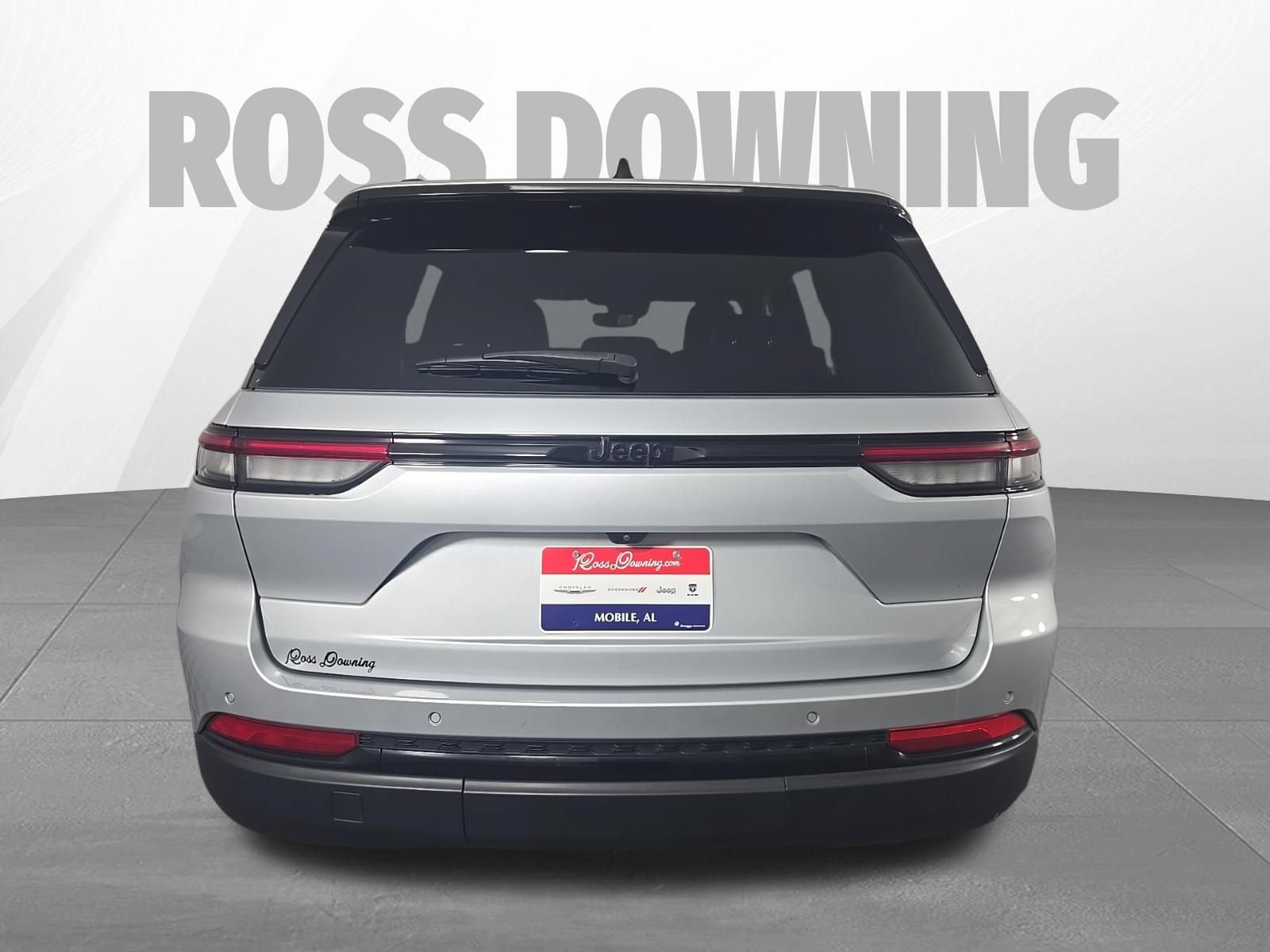 Used 2024 Jeep Grand Cherokee Altitude RWD image 5