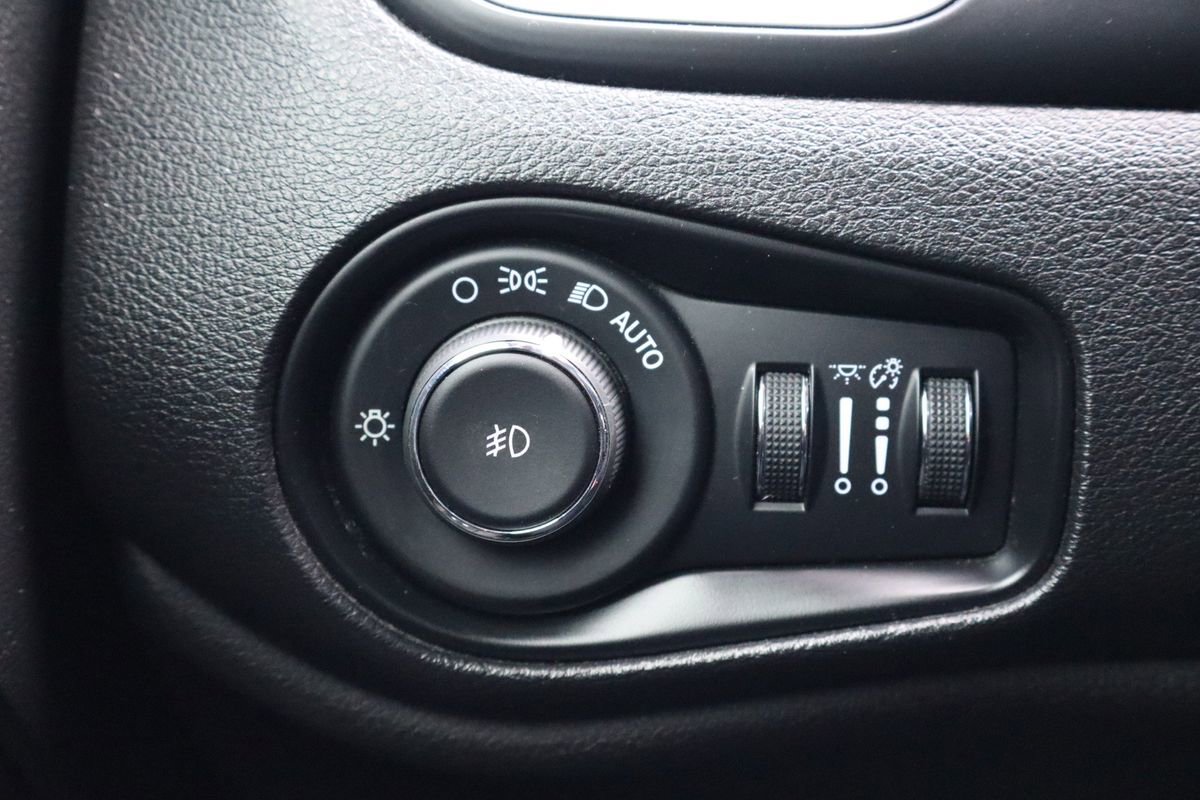 Used 2018 Jeep Renegade Latitude w/ Cold Weather Group AWD/4WD image 17