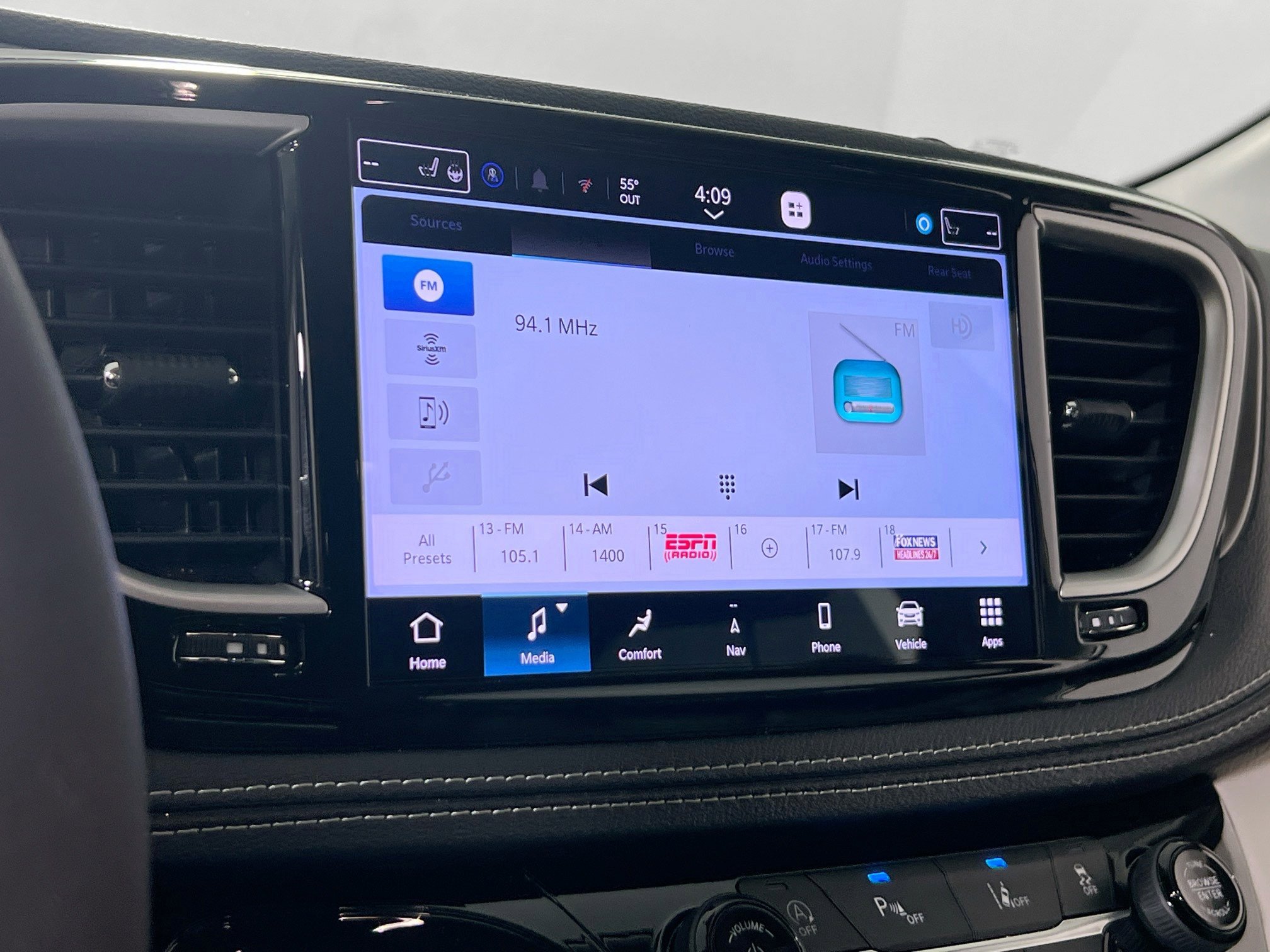 Used 2023 Chrysler Pacifica Touring-L w/ Uconnect Theater Family Group image 15