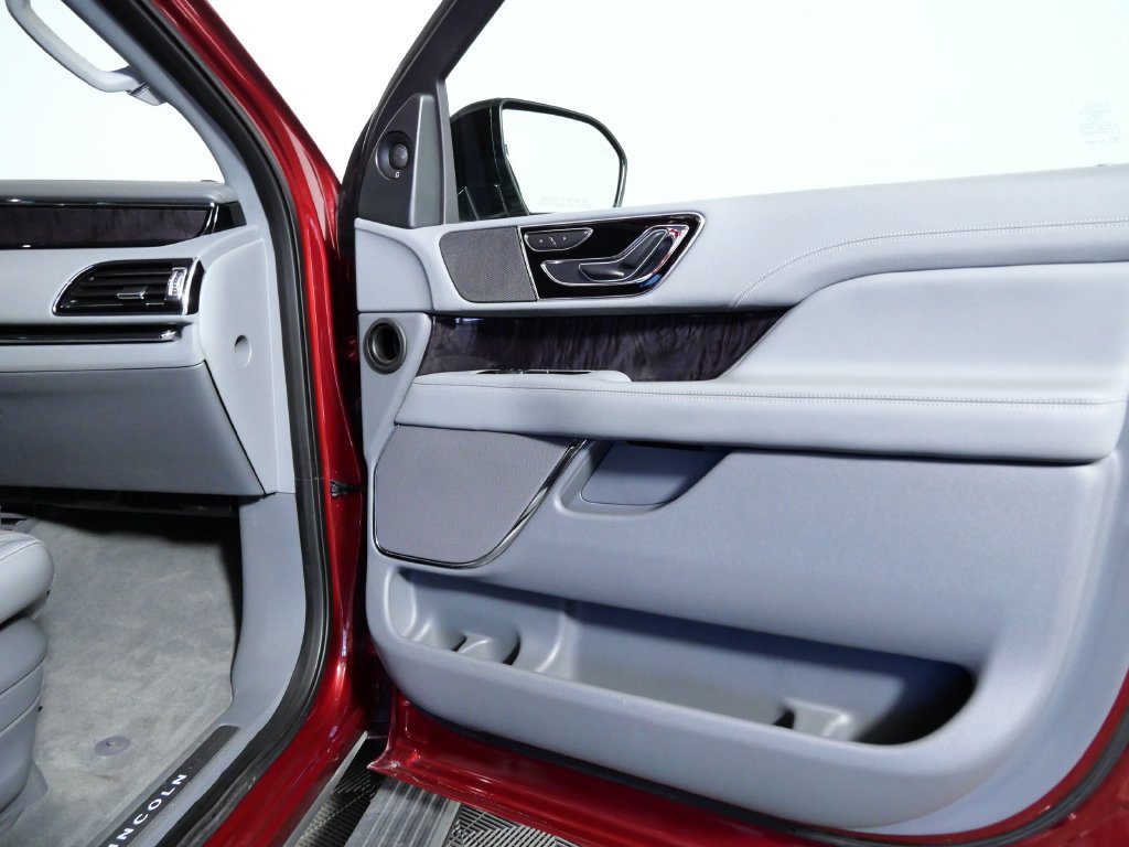 Used 2019 Lincoln Navigator Select w/ Technology Package AWD/4WD image 8
