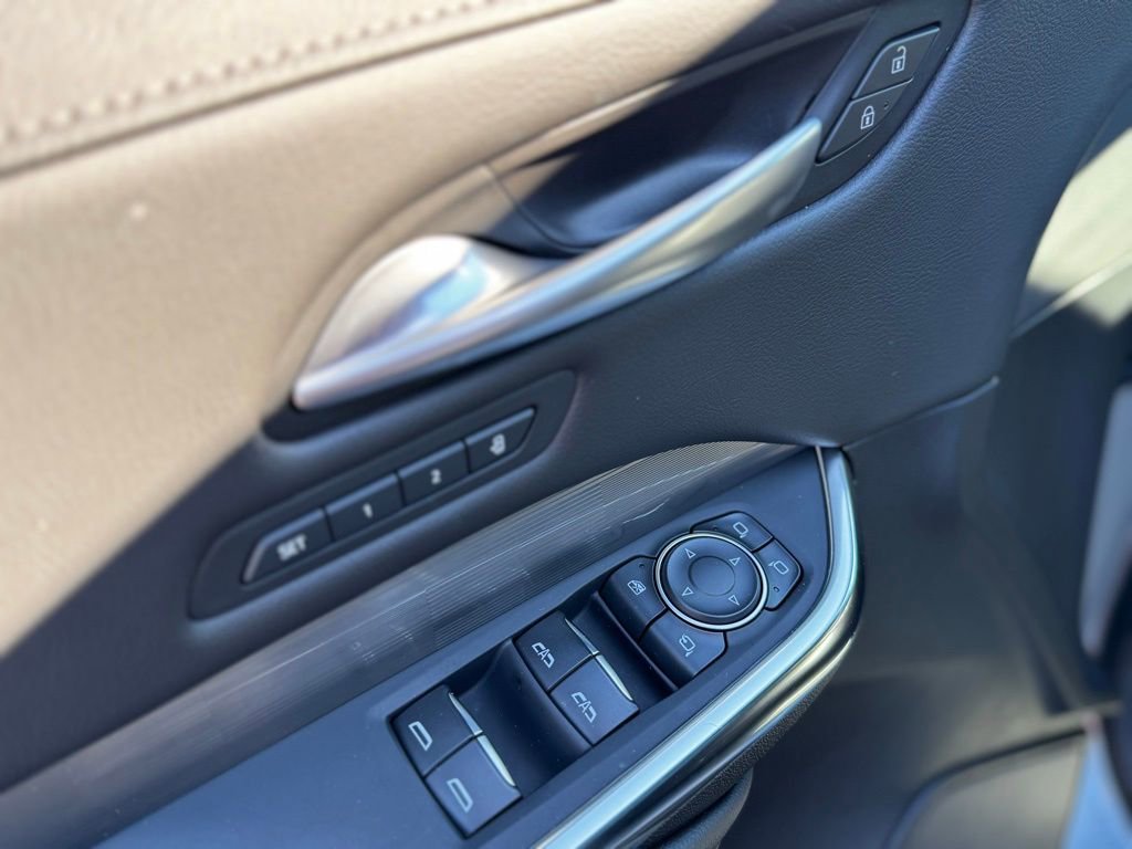 Used 2025 Cadillac XT4 Premium Luxury image 17