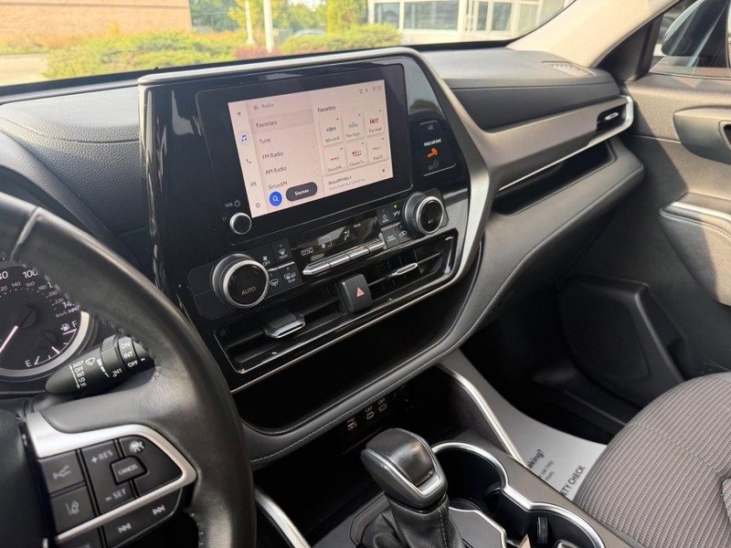 Used 2024 Toyota Highlander LE image 27