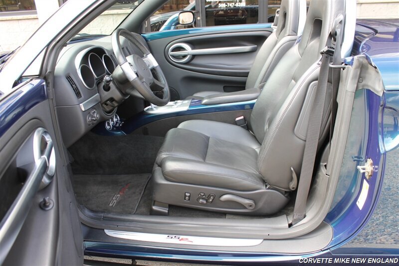 Used 2006 Chevrolet SSR w/ Preferred Equipment Group RWD image 15
