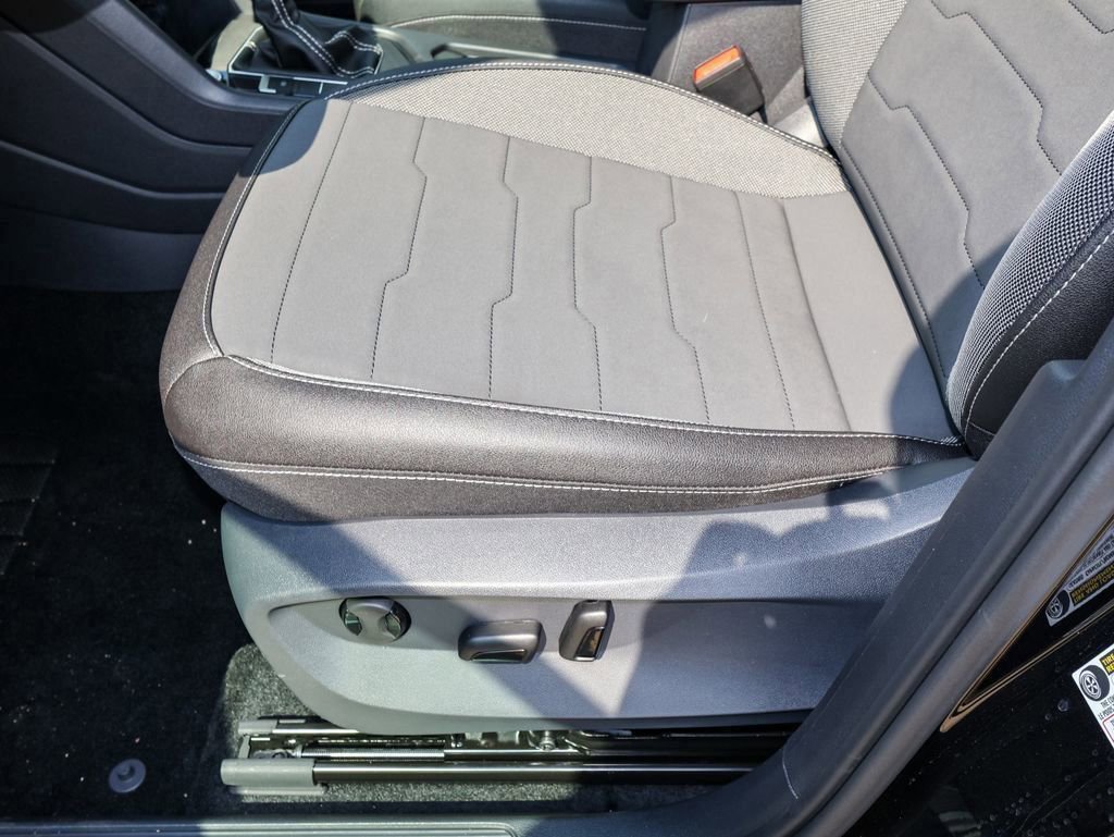 New 2026 Volkswagen Taos SE image 12
