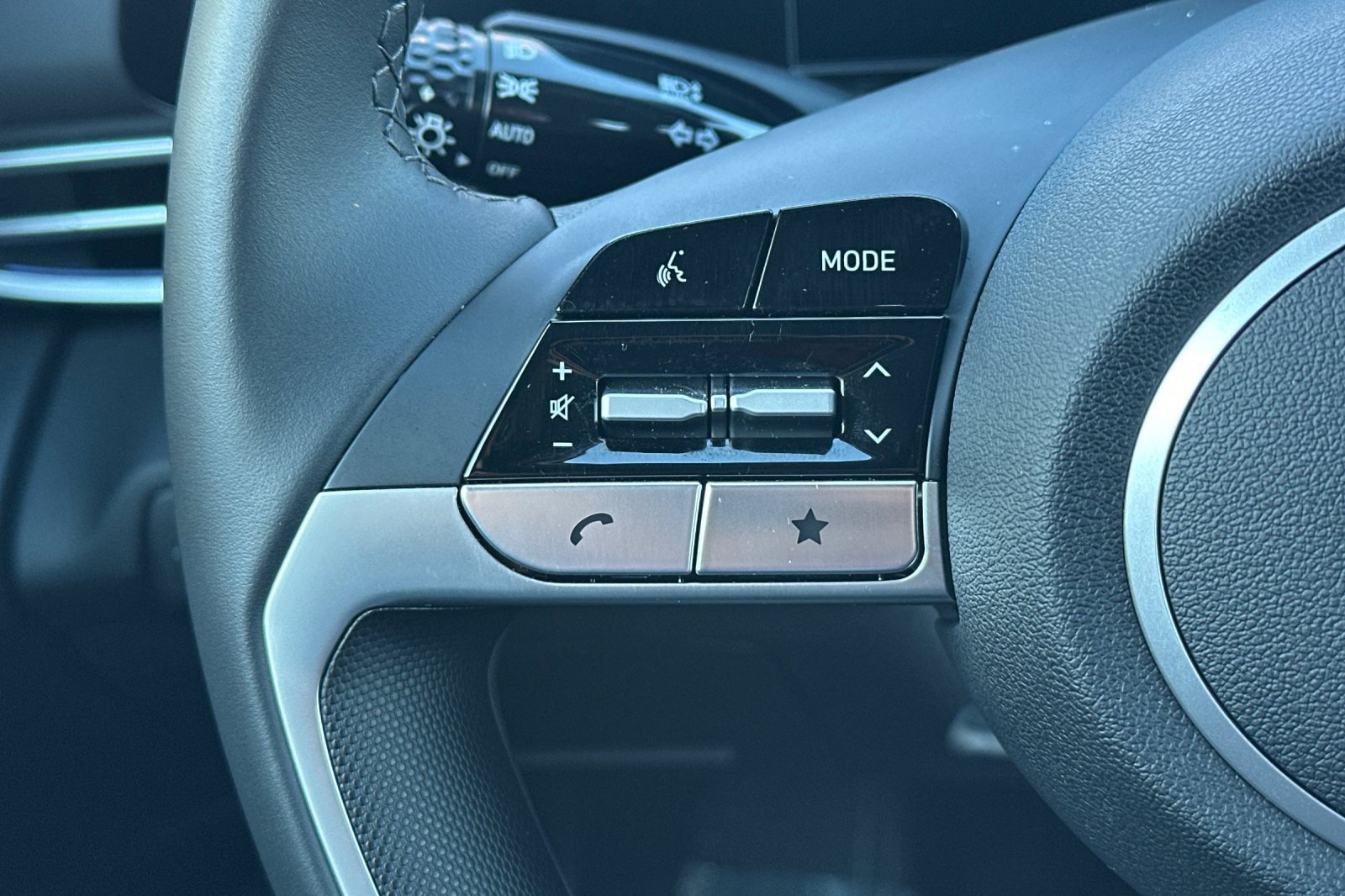 Used 2025 Hyundai Elantra Limited image 28