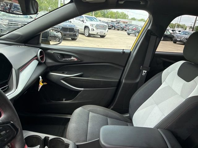 Used 2025 Chevrolet Trax RS w/ Sunroof Package image 16