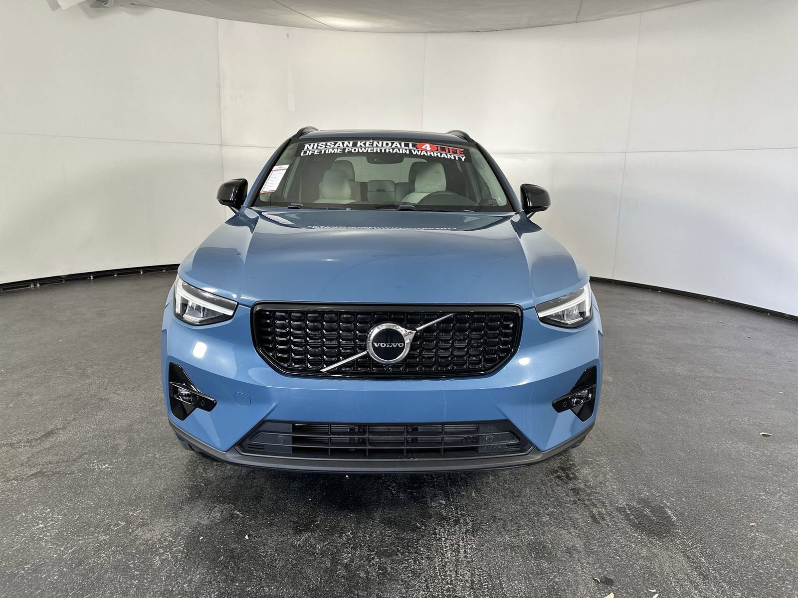 Used 2023 Volvo XC40 B5 Plus w/ Protection Package Premier image 3