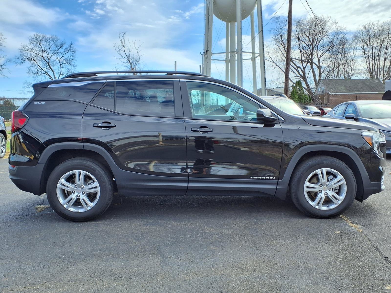 Used 2024 GMC Terrain SLE w/ Driver Convenience Package FWD image 2