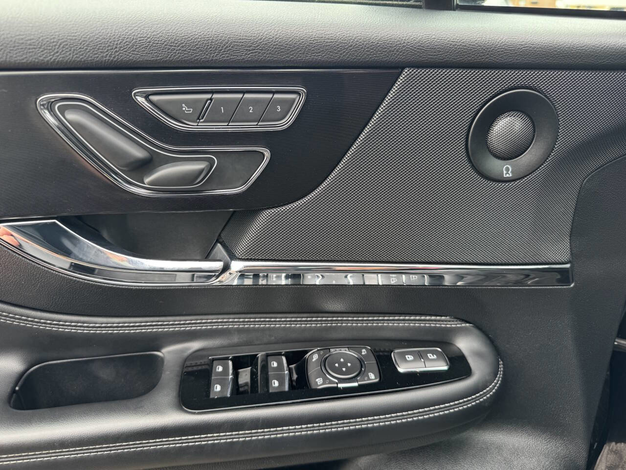 Used 2021 Lincoln Corsair Reserve w/ Equipment Group 201A image 19