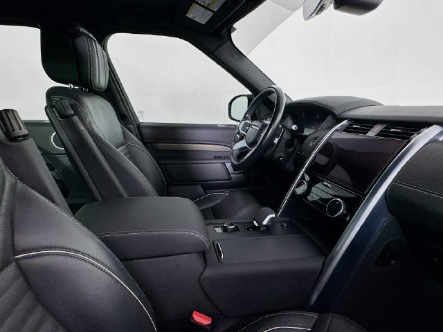 Used 2023 Land Rover Discovery Metropolitan Edition AWD/4WD image 26