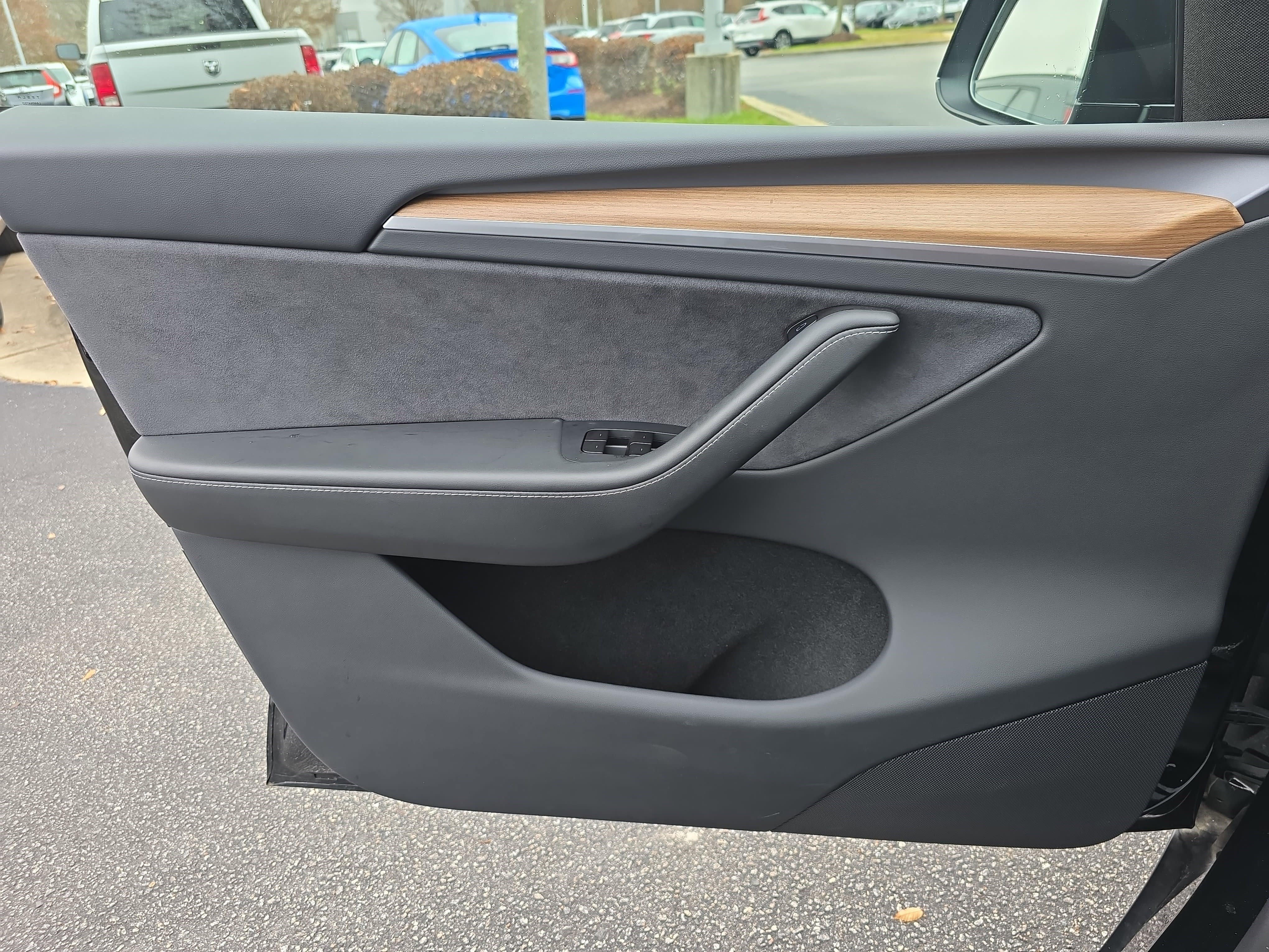 Used 2025 Tesla Model Y Long Range image 25