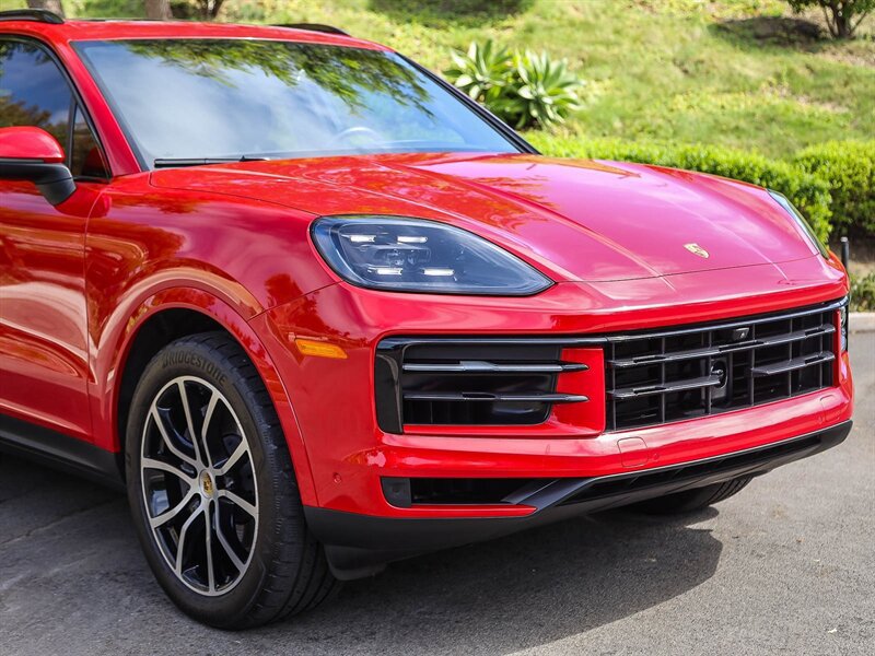 Used 2024 Porsche Cayenne AWD/4WD image 9