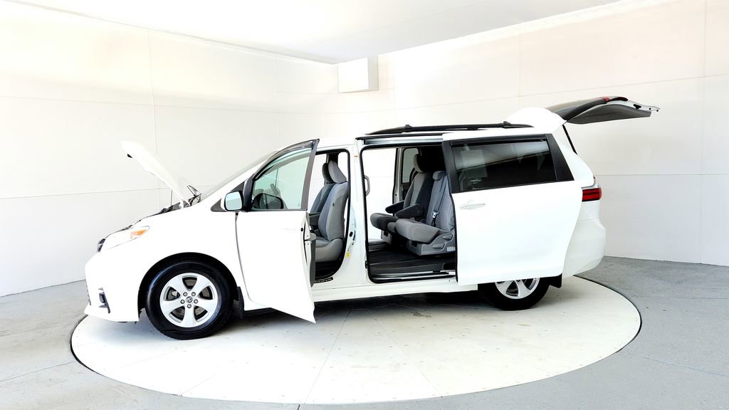 Used 2020 Toyota Sienna LE w/ LE Preferred Package FWD image 10