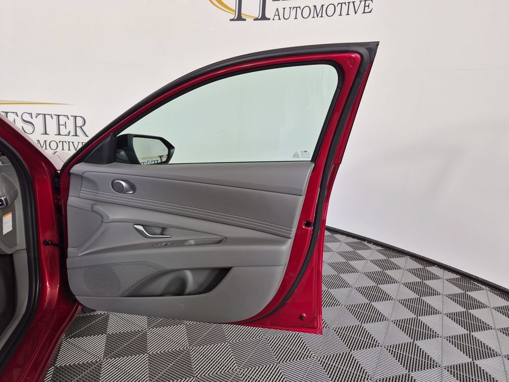 Used 2025 Hyundai Elantra SEL FWD image 36