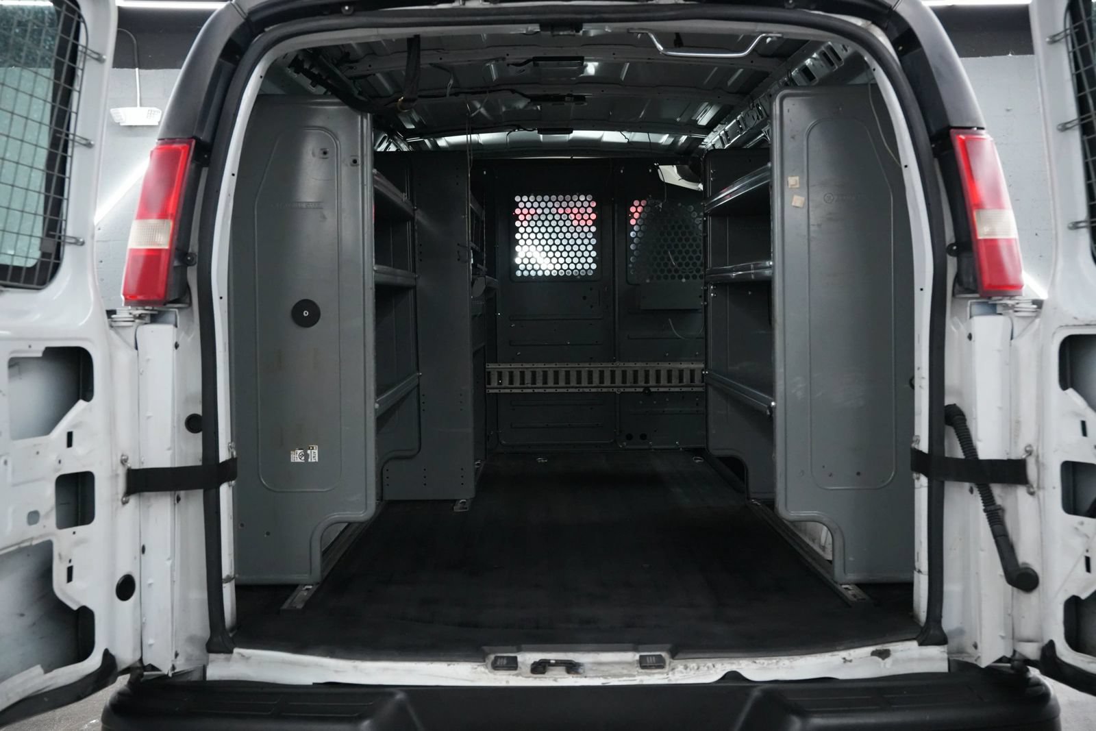 Used 2015 Chevrolet Express 2500 RWD image 18