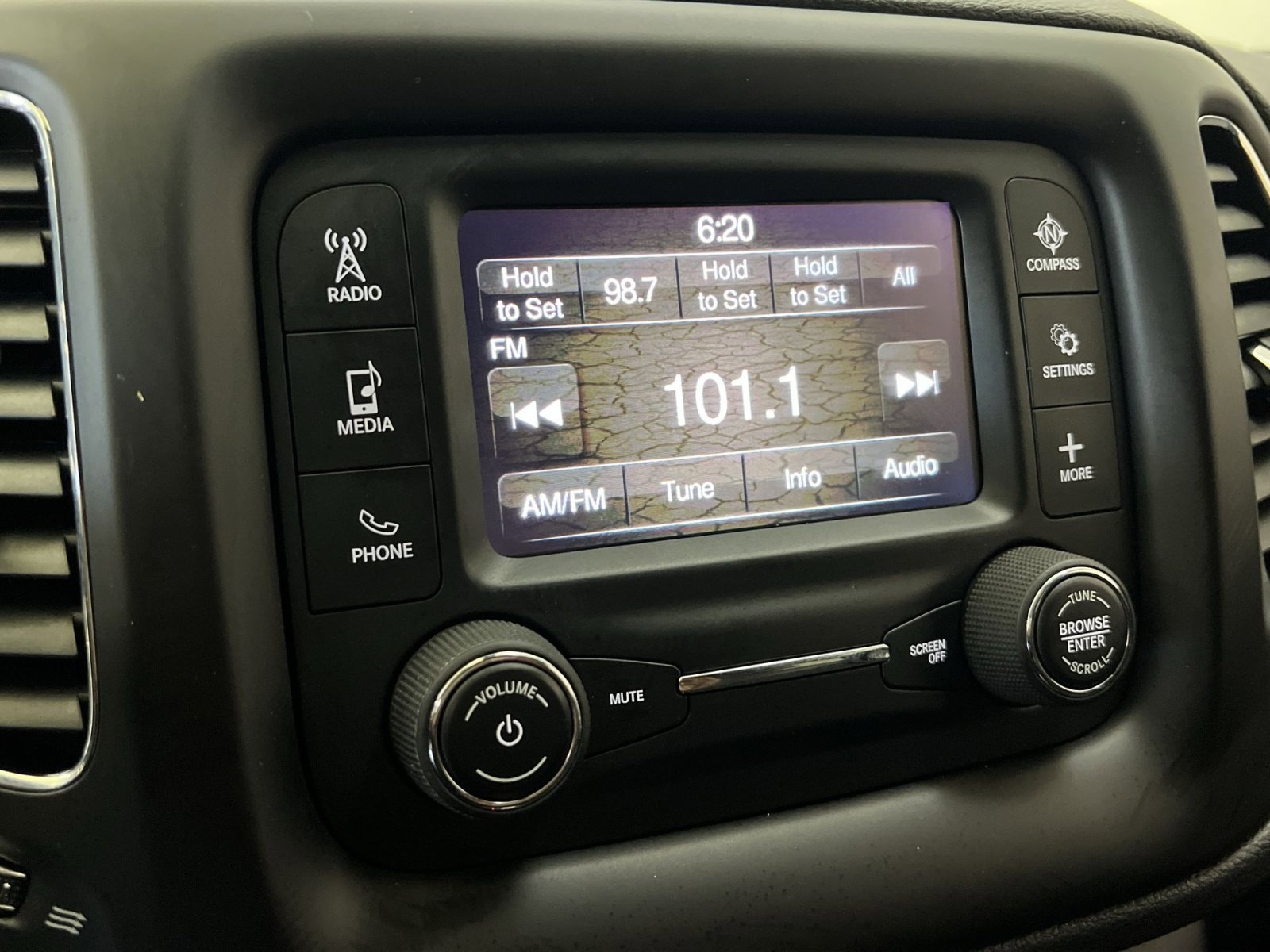 Used 2018 Jeep Compass Latitude AWD/4WD image 22