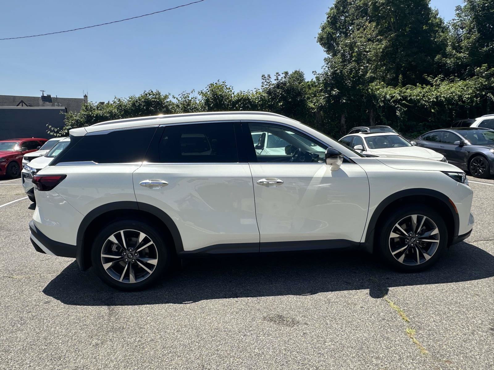 Used 2023 INFINITI QX60 Luxe w/ Cargo Package AWD/4WD image 2