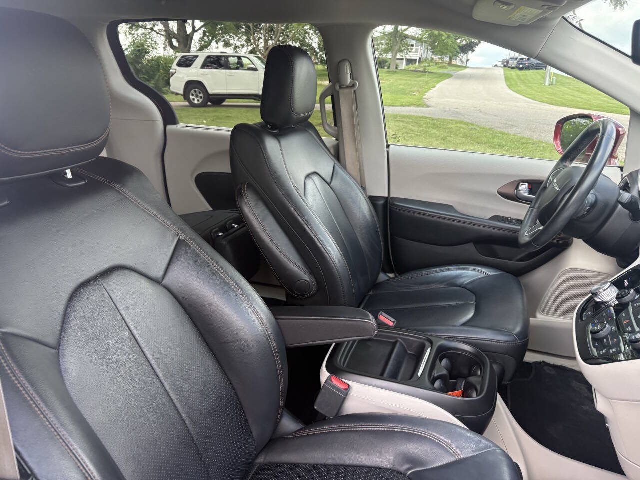 Used 2018 Chrysler Pacifica Touring-L FWD image 35