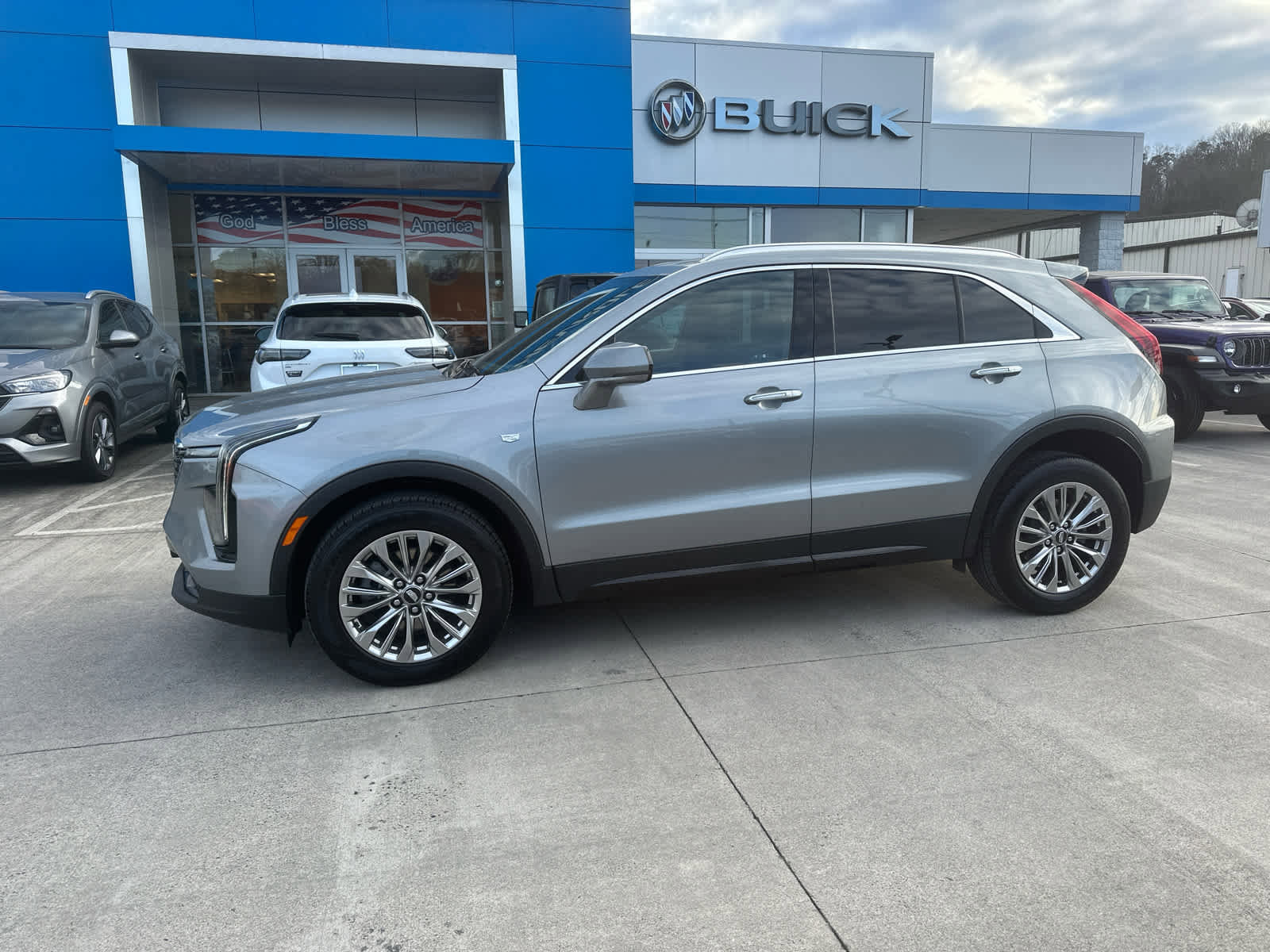 Used 2024 Cadillac XT4 Premium Luxury image 2