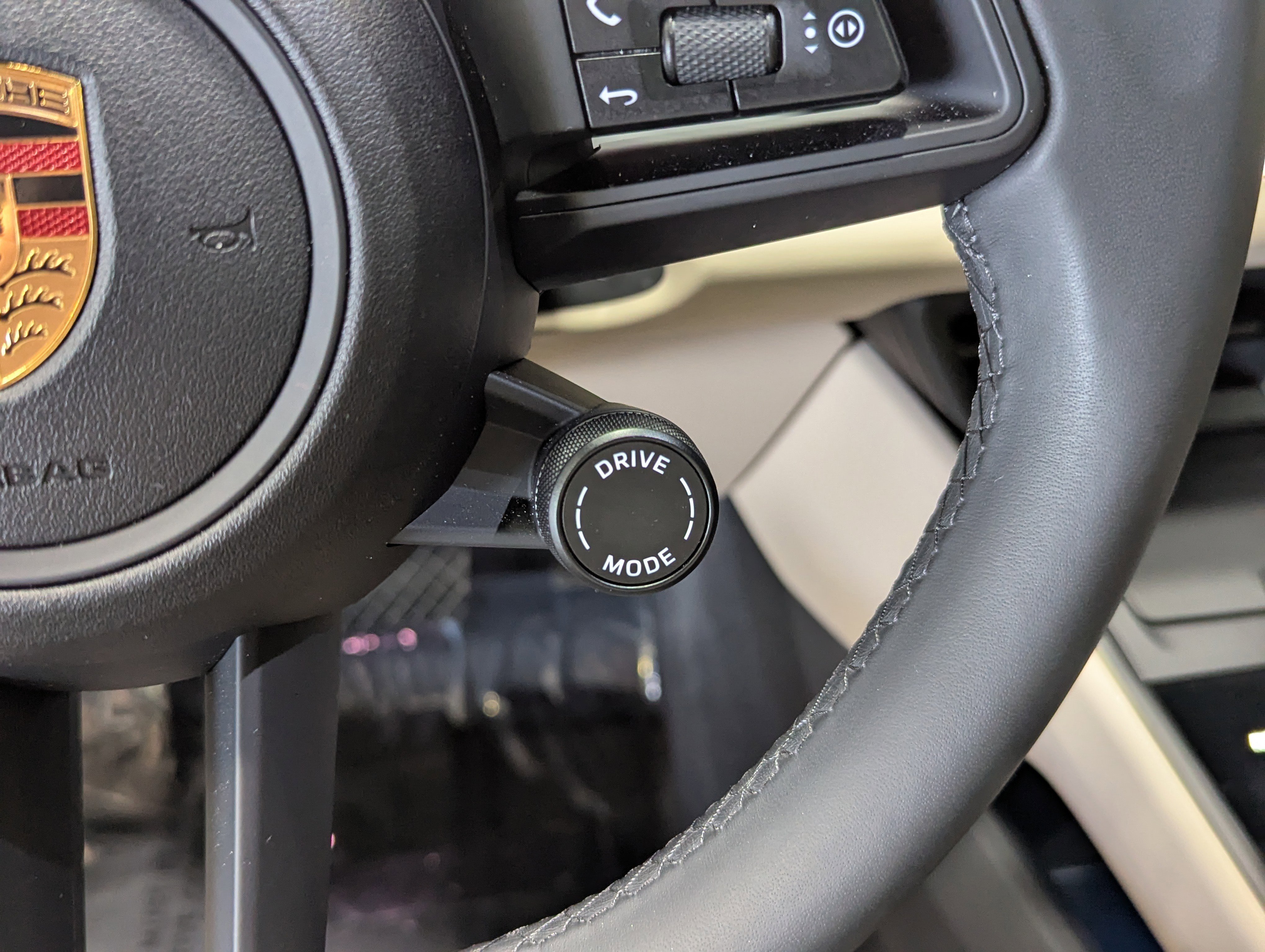 Certified 2025 Porsche Macan 4 Electric image 41