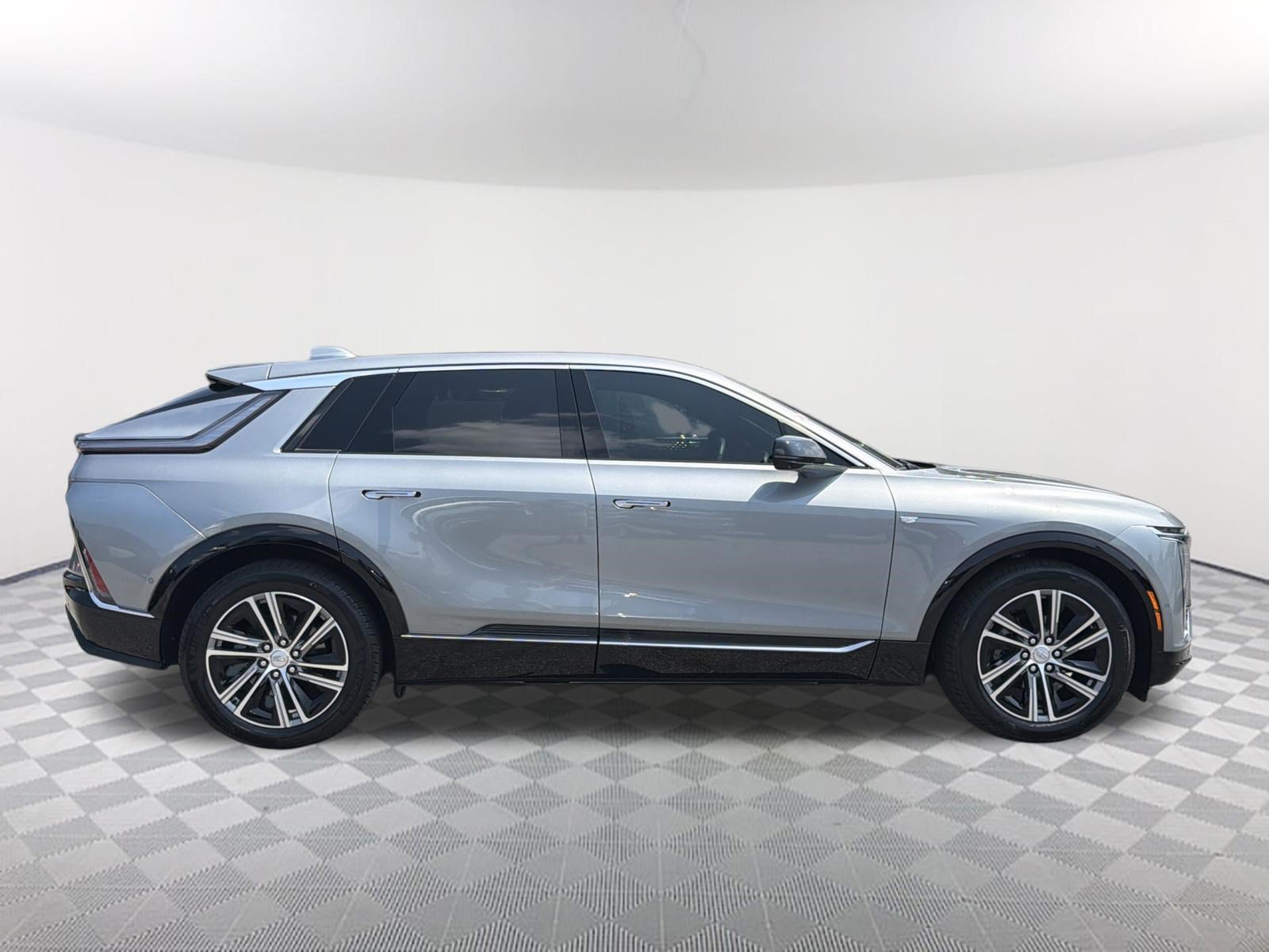 Certified 2024 Cadillac Lyriq Luxury AWD/4WD image 7