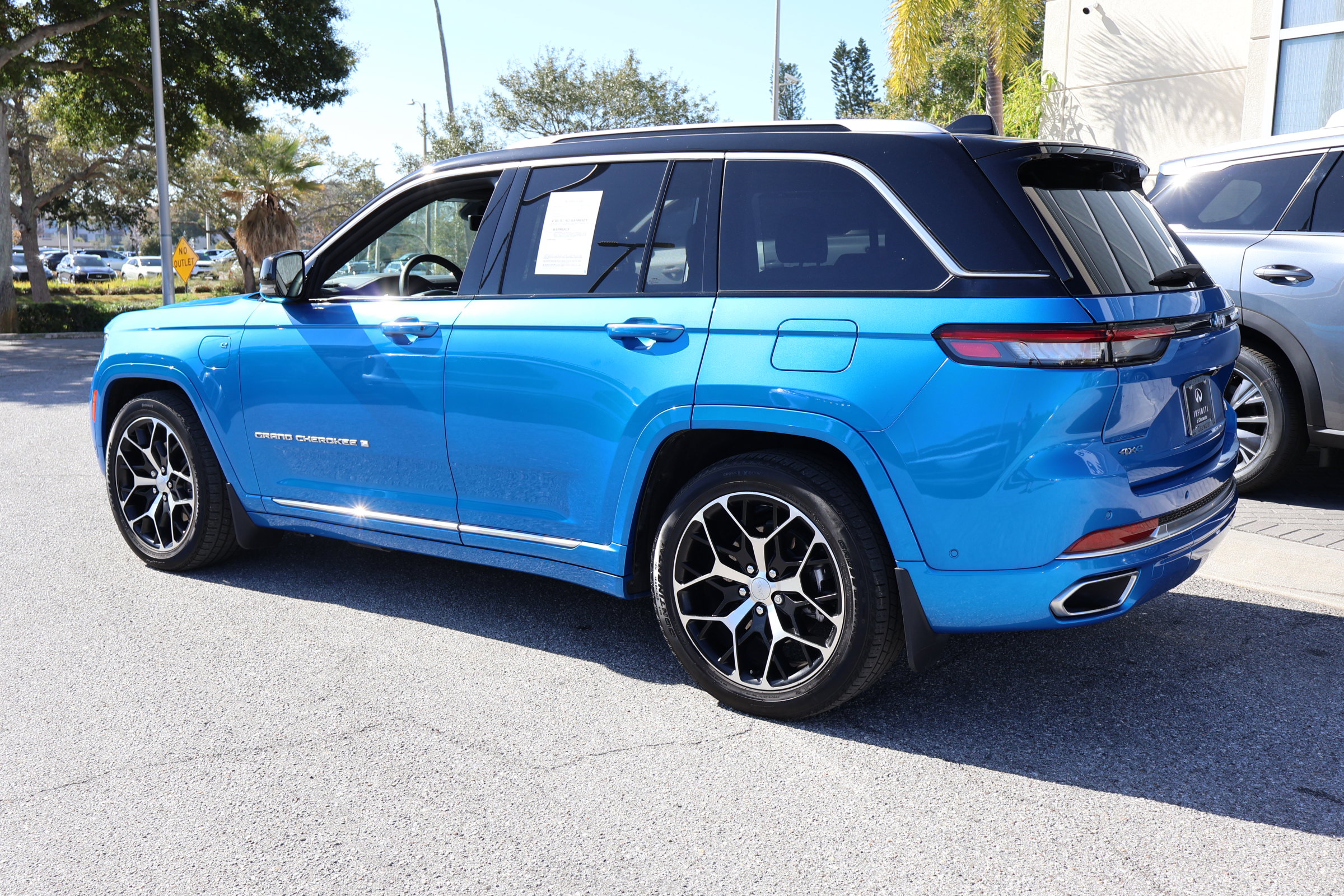 Used 2023 Jeep Grand Cherokee Summit image 7