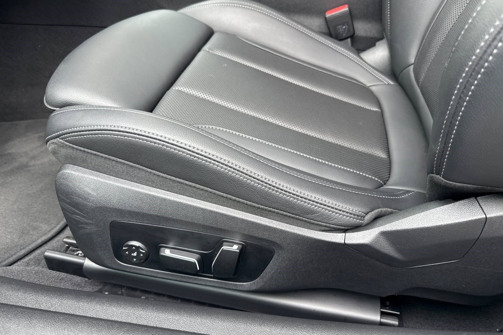 Used 2025 BMW 430i Coupe w/ Premium Package image 14