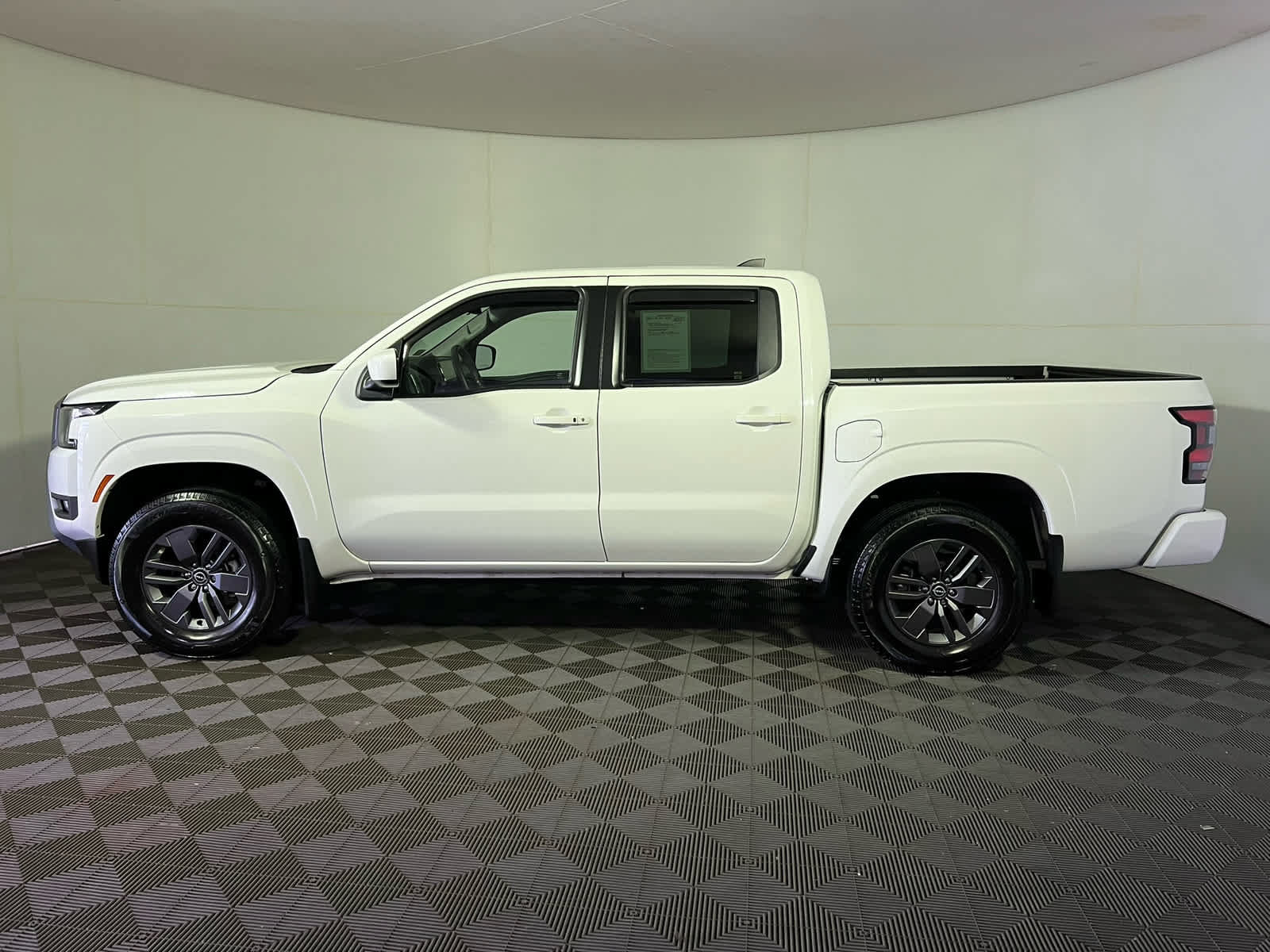 Used 2025 Nissan Frontier SV w/ SV Convenience Package AWD/4WD image 4