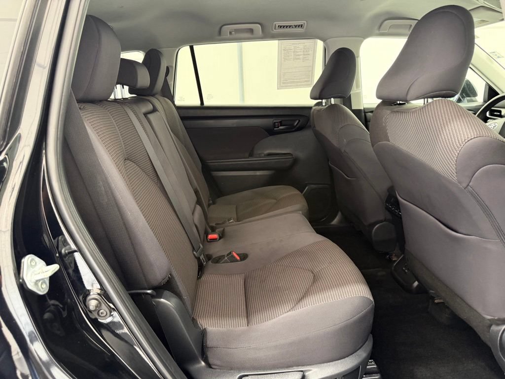 Used 2024 Toyota Highlander LE AWD/4WD image 27