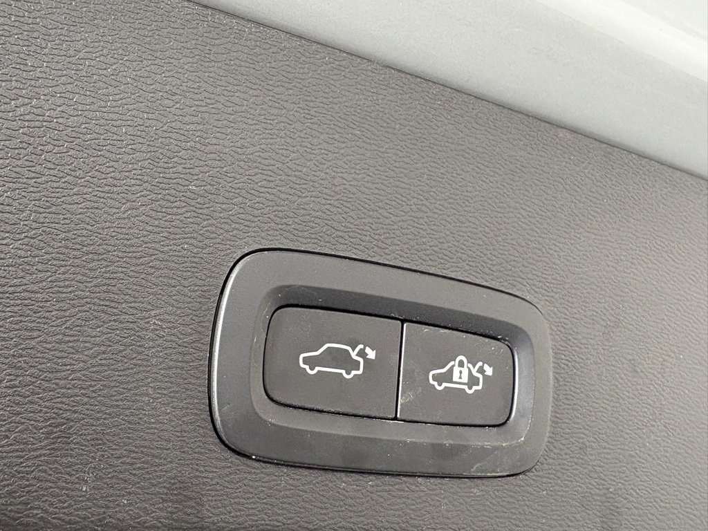 Used 2024 Volvo XC40 B5 Core image 36