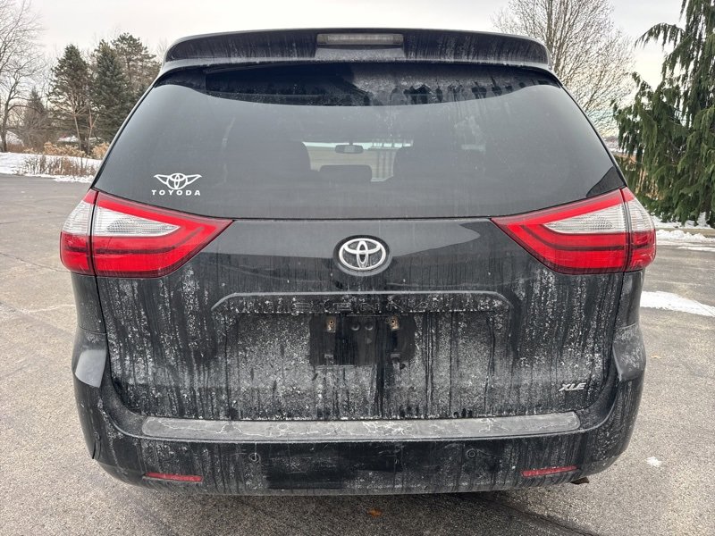 Used 2017 Toyota Sienna XLE image 4
