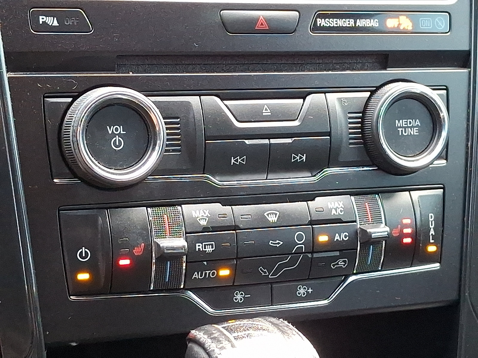 Used 2017 Ford Explorer XLT w/ Equipment Group 202A AWD/4WD image 16
