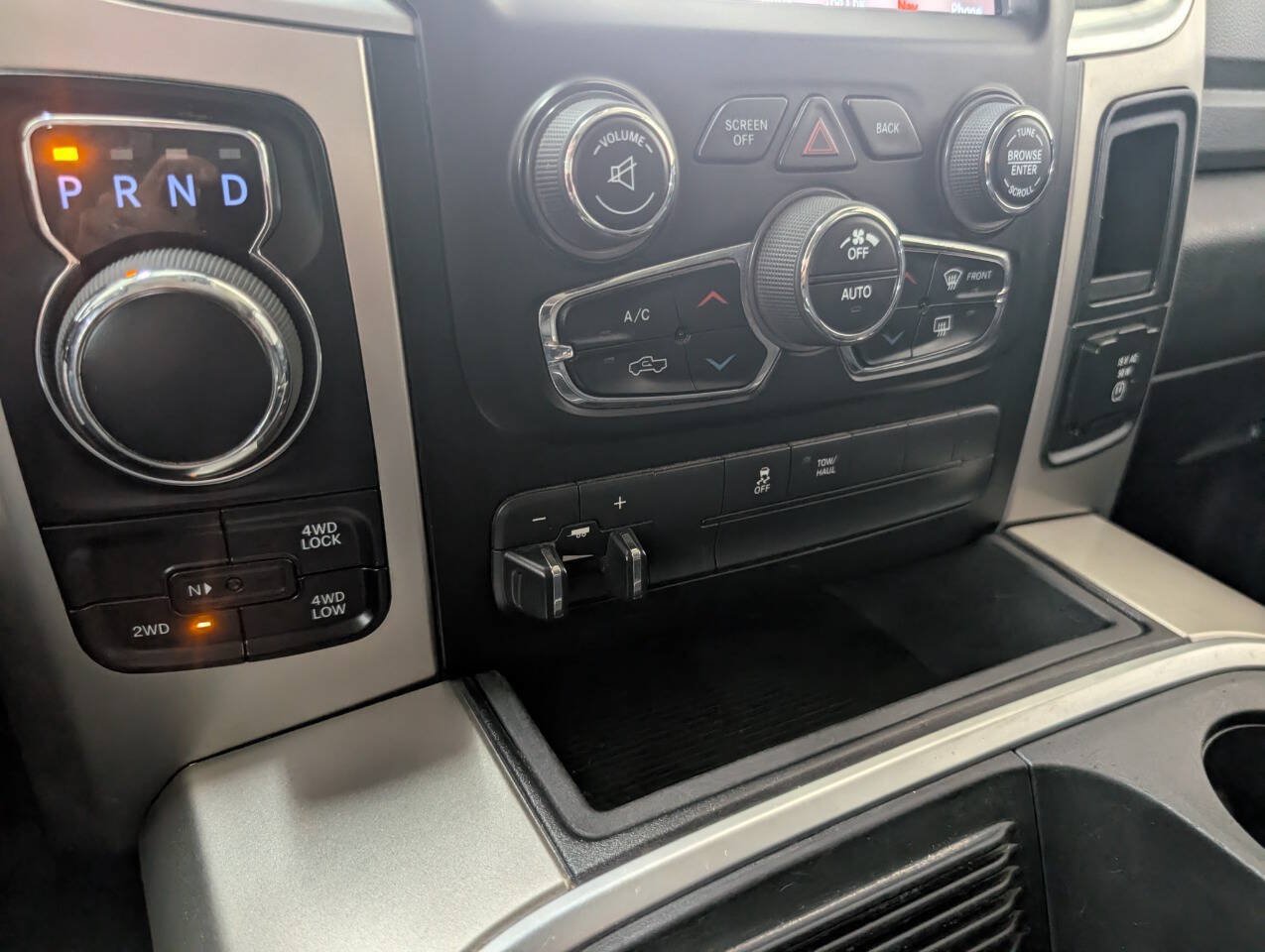Used 2019 RAM 1500 Classic SLT w/ SLT Plus D←cor Group AWD/4WD image 11