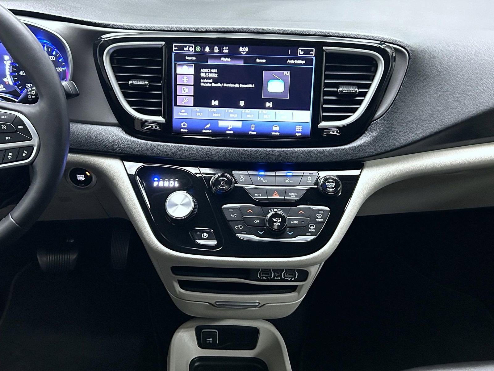 Used 2023 Chrysler Pacifica Touring-L image 13