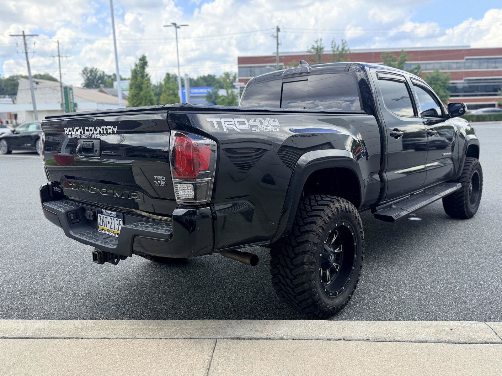 Used 2017 Toyota Tacoma TRD Sport w/ Tow Package AWD/4WD image 6