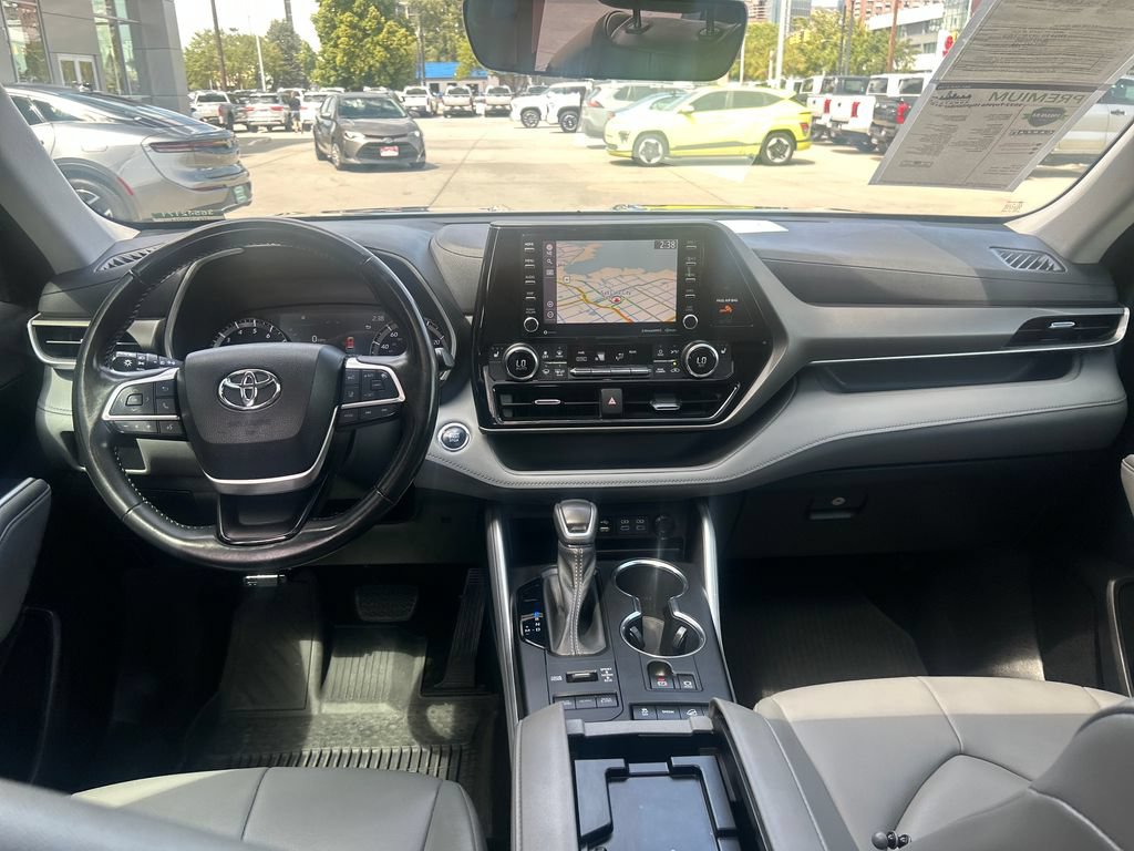 Used 2022 Toyota Highlander XLE AWD/4WD image 13