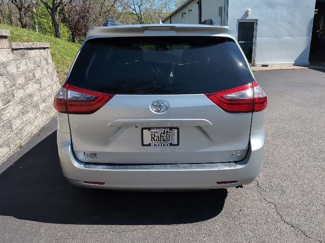 Used 2020 Toyota Sienna LE w/ LE Preferred Package AWD/4WD image 4