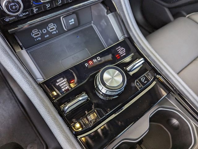 Used 2022 Jeep Grand Cherokee Overland w/ Luxury Tech Group IV AWD/4WD image 18