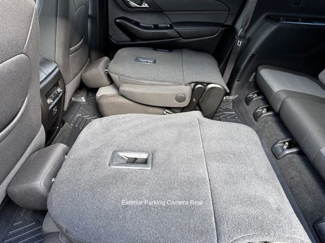Used 2023 Chevrolet Traverse LT w/ Rear Camera Mirror Package image 24